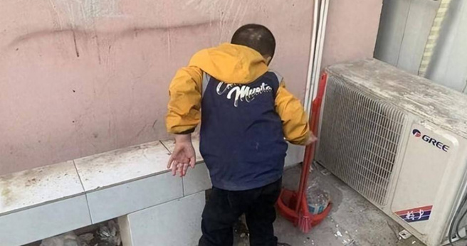 大陸一名母親經常對年僅6歲的親生兒子拳打腳踢，更幾次推他下樓、逼迫吃下大便等方式進行虐待。（圖 / 翻攝自微博）