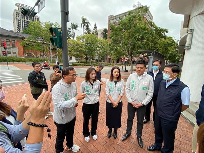 民進黨新竹市黨籍議員30日同聲譴責新竹市警局，要求局長張素菱應立即查辦滋事分子，以維護市民安全及言論自由。（陳育賢攝）