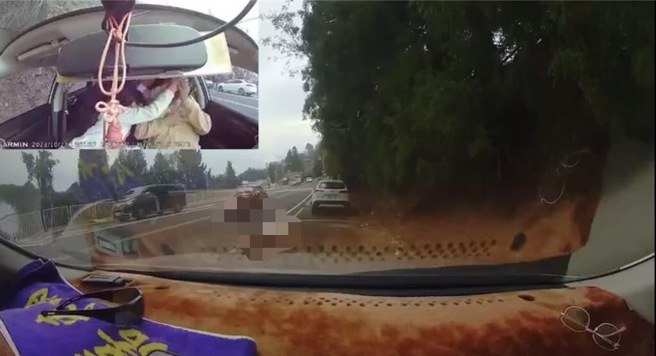 行车纪录器清楚拍下自小客车违规双黄线迴转，撞倒对象双载机车后又辗过倒地的后座乘客瞬间。曾雪蒨翻摄自爆料公社