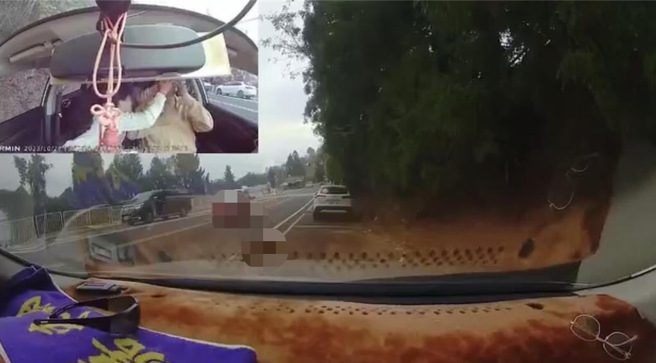 双载的机车骑士遭违规双黄线迴转小客车撞击后喷飞到地面，后座乘客又遭小客车辗过躺在路面当场失去生命迹象。曾雪蒨翻摄自爆料公社