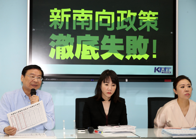 国民党立法院党团总召曾铭宗（左起）、书记长谢衣鳯、台北市议员李彦秀30日召开「新南向政策 彻底失败！」记者会。（刘宗龙摄）