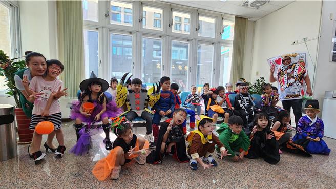 万圣节变装上街的幼儿，30日早上在老师带领下，来到马公市区有家长服务的银行「不给钱就捣蛋」。（许逸民摄）