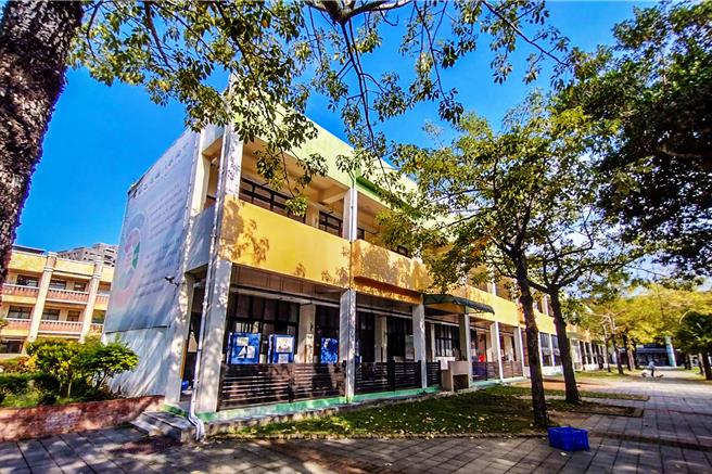 新竹县县立六家高中南栋2楼的老旧校舍将拆除，新建36间现代化教室的4层教学大楼，将在12月动工。（罗浚滨摄）