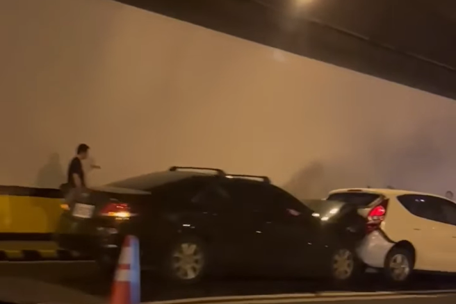 国道3号北上293K兰潭隧道内今发生一起5车连环撞事故。（图／翻摄脸书嘉义绿豆人）