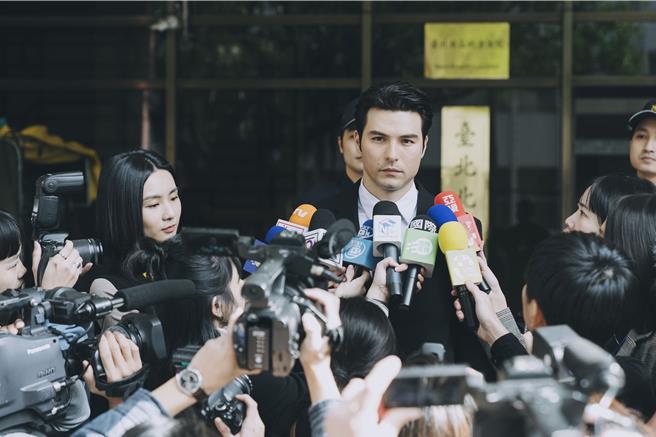 凤小岳在电影《恶女》中饰演检察官。（CATCHPLAY提供）