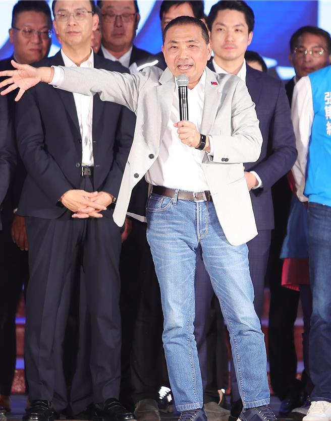 國民黨總統參選人侯友宜30日出席台灣觀光產業現在與未來聯誼餐會，他在致詞時表示因為兩岸一直沒有辦法交流溝通，在地緣政治上，大家非常擔心有事情會發生，相對的很多陸客跟國際觀光客也遞減，他強調錯誤的政策比什麼都嚴重，國家現在最主要的問題，就是在兩岸政策錯誤，我們需要的不是戰機，需要的是客機，創造和平好時機。（季志翔攝）