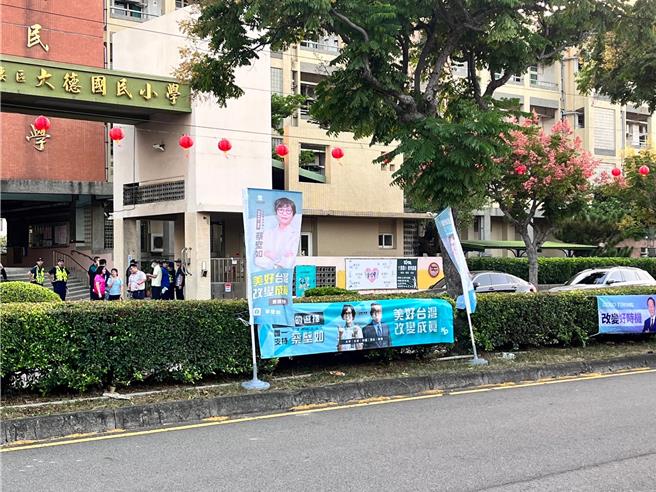 台中市议员王立任拿出照片指出，民眾党中一选区立委参选人蔡壁如违规悬挂选举旗帜。（民眾提供／张亦惠台中传真）