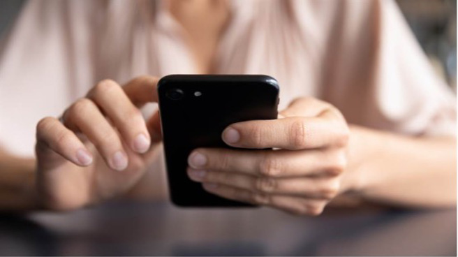 一位女子帮妈妈安装网银、申办帐号时，惊觉妈妈老了。（示意图／Shutterstock）