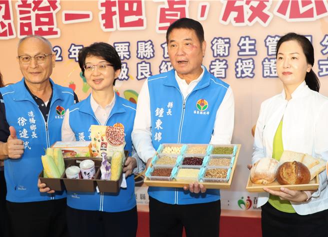 縣長鍾東錦等人宣傳全榖雜糧美食探索活動。（李京昇攝）
