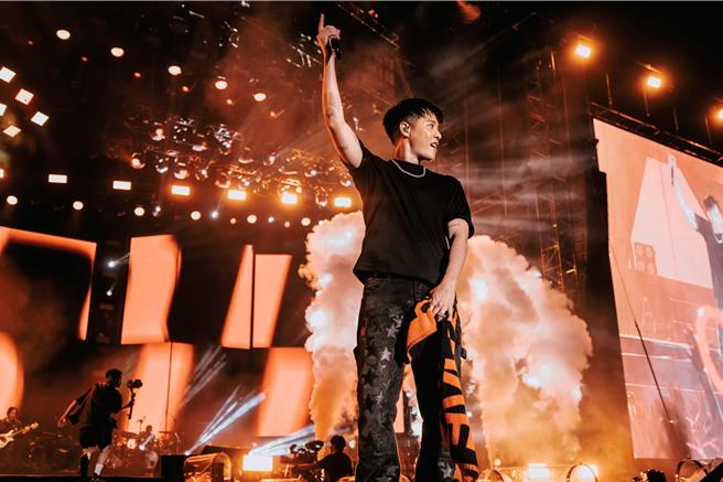 周汤豪上周末于新加坡One Love Asia Festival 音乐节演出。（IMC Live Global提供）