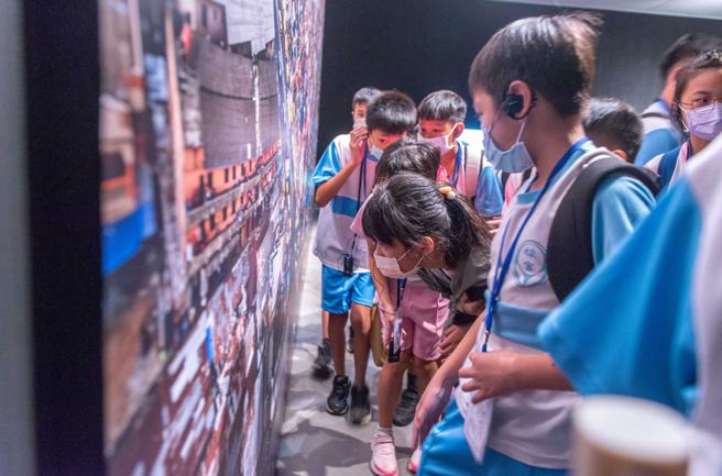 参与学生对于高美馆《人类世》特展中的作品深感兴趣。（图片来源：高雄市文化局提供）
