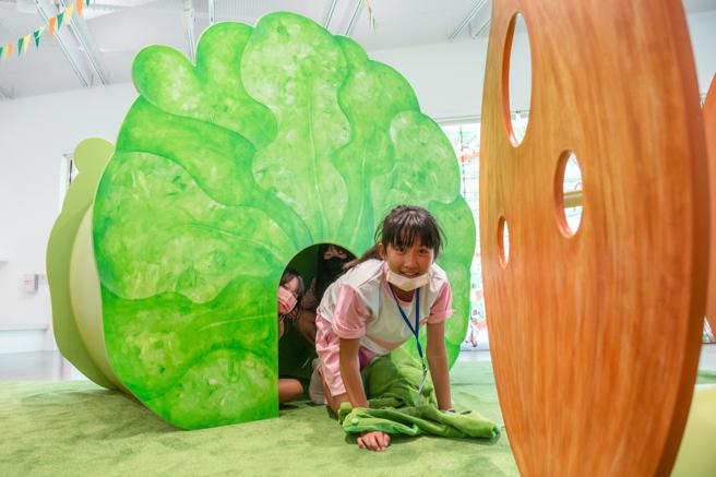 内惟艺术中心艺术教育展《蔬菜乐园》鼓励孩子与作品互动，以身体感官游戏、学习。（图片来源：高雄市文化局提供）
