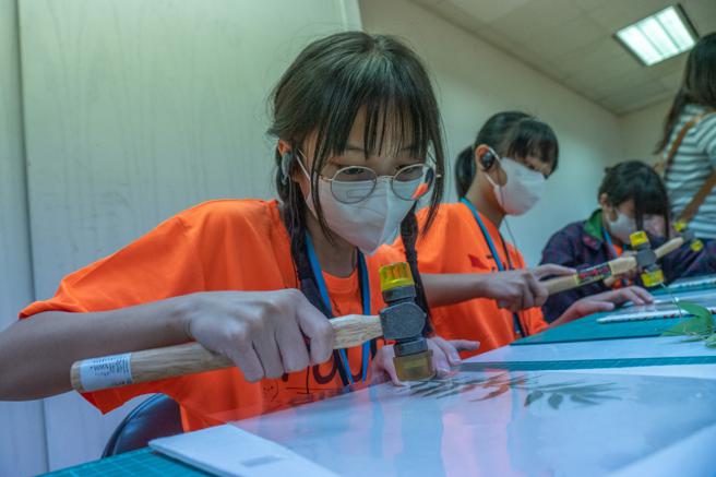 视觉艺术游程加入手作课程，带着学生发挥创意打造植物敲染提袋。（图片来源：高雄市文化局提供）