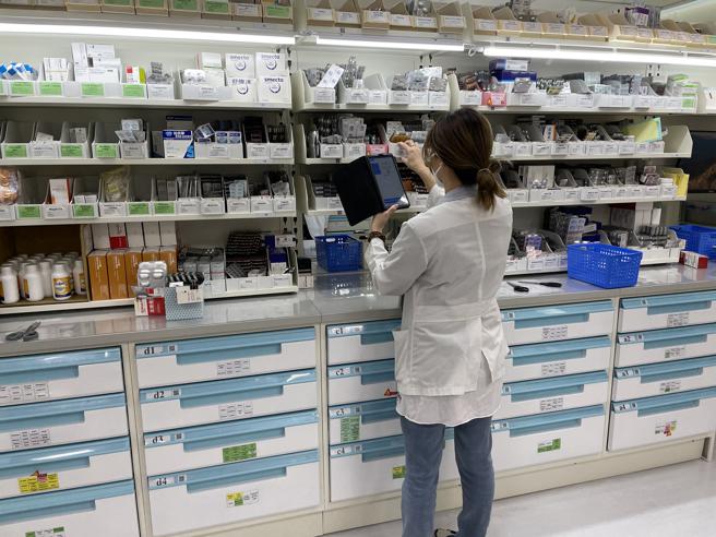 大同医院药师透过app实现无纸化流程。（图片来源：大同医院提供）
