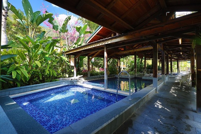 泰安溫泉湯區結合山與溪的自然景觀，遊客在山林之中享受悠然自在的放鬆。（圖／苗栗縣政府提供）