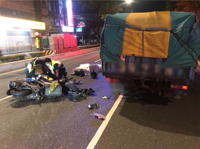 黄男驾车疑未礼让直行车，李姓女送货员闪避不及，重伤送医抢救。（中和警分局提供）