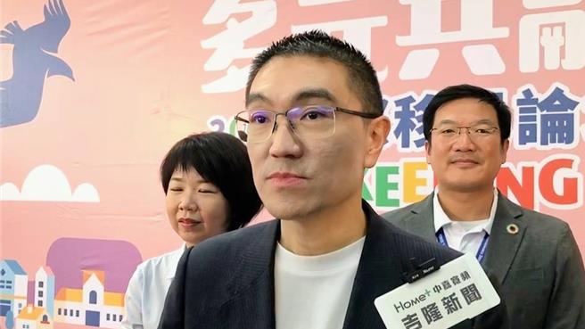 基隆市長謝國樑（中）表示，基隆市政府參考今年的舉辦經驗，明年的車輛產業嘉年華活動，預計將在基隆港西岸舉辦。（張志康攝）