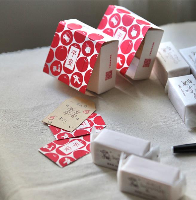 「微熱山丘」蘋果酥換上全新平安御守小包裝，送禮自用兩相宜。(微熱山丘提供)