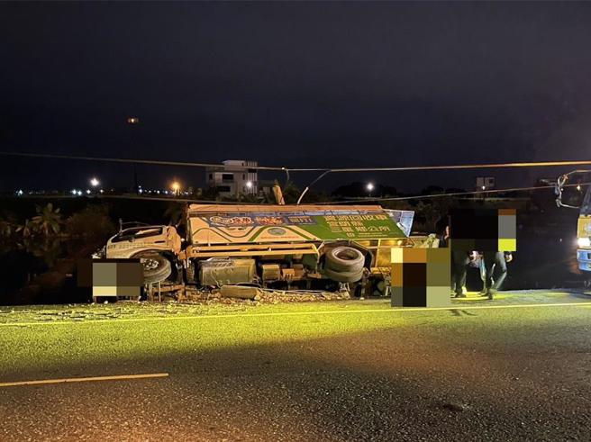 一辆资源回收车29日晚上行经宜兰县三星乡上将路二段时，不明原因偏离道路自撞电杆，导致整辆车翻覆田里。（警方提供／吴佩蓉宜兰传真）

