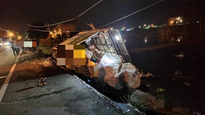 车上回收物散落一地。（警方提供／吴佩蓉宜兰传真）