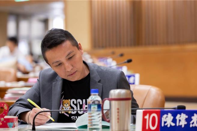 國民黨團新北市議員江怡臻、陳偉杰今（30）日在新北市議會質詢，詢問土城國中事件，新北市教育局長張明文下午報告，此次段考爭議回歸違規該扣分就扣分。（資料照）