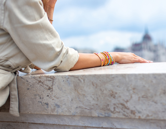 神力大妈使劲拉伸时，石栏杆突然被硬生生扯断，把现场眾人全吓傻。（示意图／达志影像）