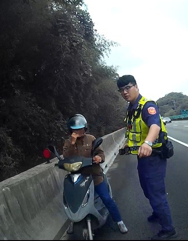 國道警將騎士攔下，赫見是1名阿嬤騎士誤闖，立即上前將她攔下，阿嬤表示自己對路況不熟。（圖／警方提供）