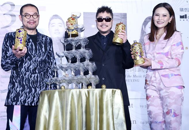 周蕙（右起）、小虫及指挥家简文彬30日在记者会上开心倒香槟。（陈俊吉摄）