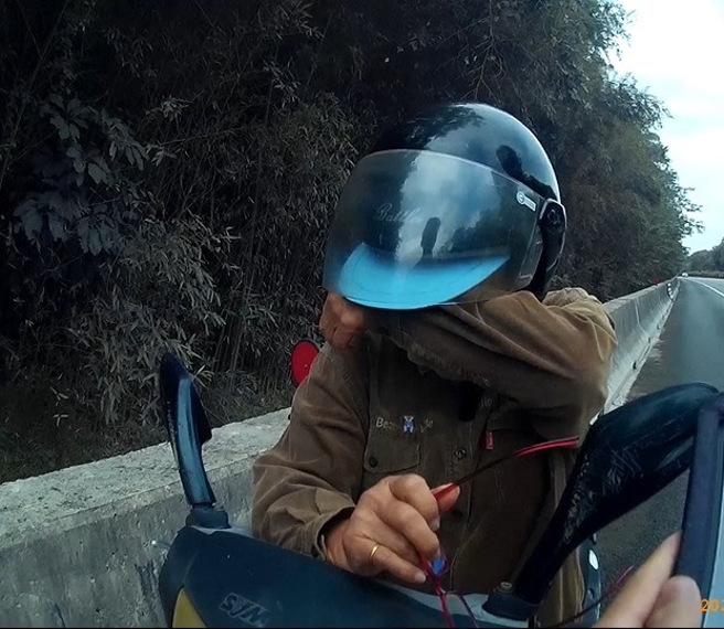 國道警將騎士攔下，赫見是1名阿嬤騎士誤闖，立即上前將她攔下，阿嬤表示自己對路況不熟，不料阿嬤說著竟開始啜泣。（圖／警方提供）