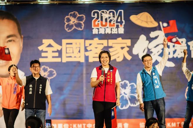 国民党立委参选人徐欣莹（中）力挺总统参选人侯友宜的客家政见。（徐欣莹团队提供／罗浚滨新竹传真）