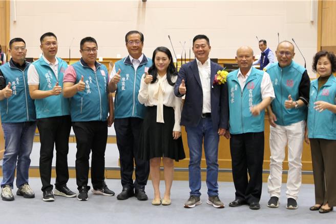 雲林縣議會30日進行議長補選，無黨籍議員黃凱（前右四）獲國民黨、泛藍黨團等議員支持高票當選，地方政壇認為將有助明年大選雲林泛藍的整合。（張朝欣攝）