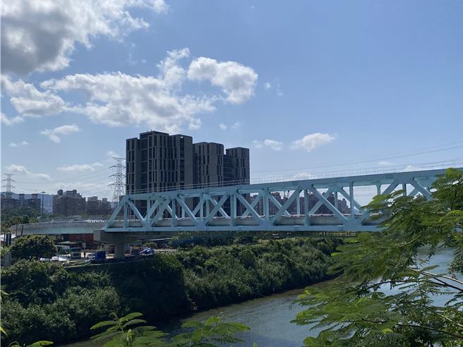 康寧街增設匝道完工後，民眾可從康寧街直駛高速公路，無須再繞遠路，預計縮短行車距離4公里，節省15至20分鐘。（高鈞麟攝）