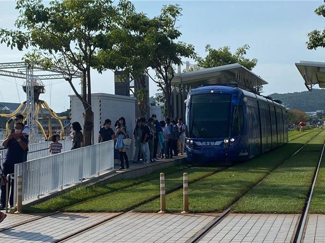 高雄环状轻轨将于年底通车，明年元旦起至2月26日试营运。（本报资料照片）