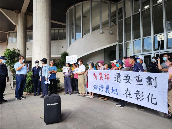 彰化县政府前广场30日下午有将近30为农民到场，高举「诈骗农民」、「强抢农地」白布条抗议，齐喊要求县长王惠美出来面对。（吴建辉摄）