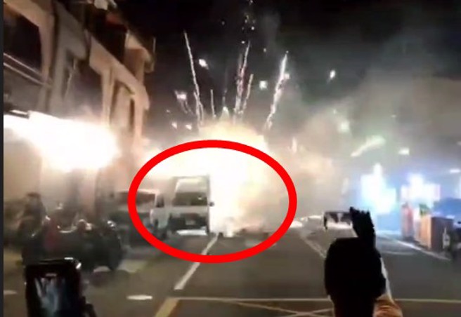 高空烟火直接在路面炸开。（翻摄社会事新闻影音）