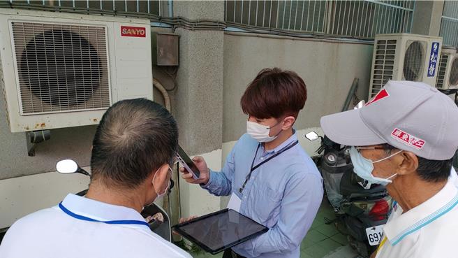 屏縣府培訓節電志工，前進社區宣導暨診斷，為社區居民提供實用節電建議。(屏縣府提供／林和生屏東傳真)