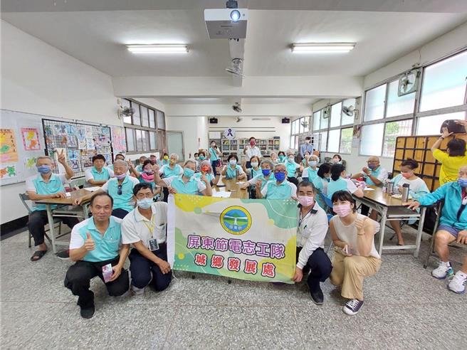 屏縣府培訓節電志工，前進社區宣導暨診斷，為社區居民提供實用節電建議。(屏縣府提供／林和生屏東傳真)