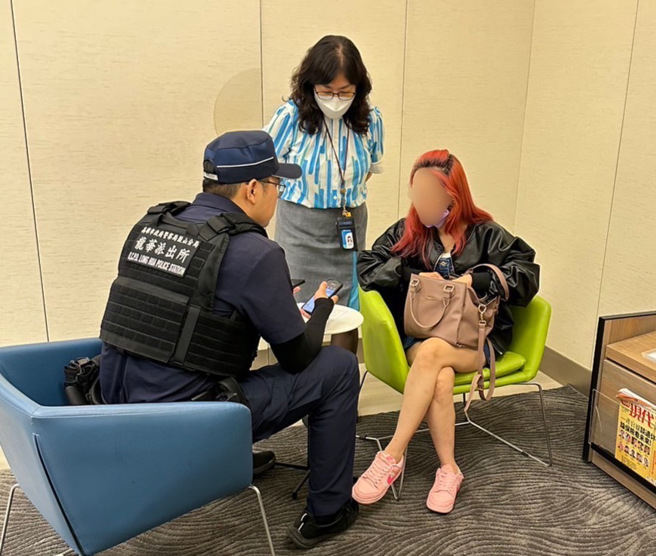 高雄一名41歲劉姓女子，前往銀行辦理信用貸款76萬元作為虛擬貨幣投資用途，警方及時阻攔險些遭詐。（圖／警方提供）