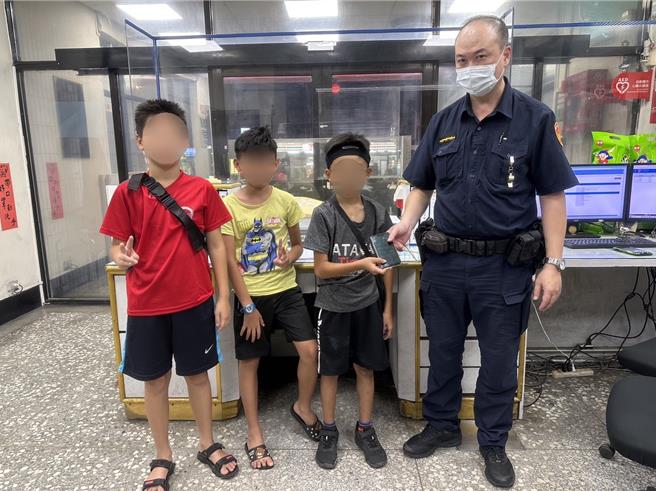 台中市光明国中1年级的3名学生心想，丢掉手机的主人心里一定十分着急，大家决定结伴同行一起骑脚踏车将手机送到派出所，交给警方处理，获讚诚实好品德。（台中市警第三局提供／张妍溱台中传真）