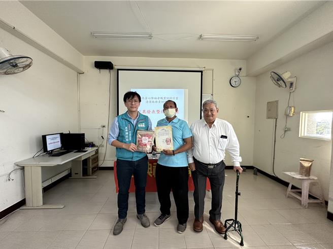 嘉义县政府「清洁服务员训练班」30日结训，劳青处长陈奕翰（左）到场体验、颁发结训证书。（嘉义县政府提供∕吕妍庭嘉义传真）