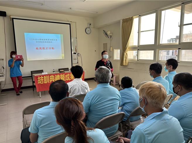 嘉义县政府「清洁服务员训练班」30日结训，身障专班15名学员皆具备专业清洁服务职场能力。（嘉义县政府提供∕吕妍庭嘉义传真）