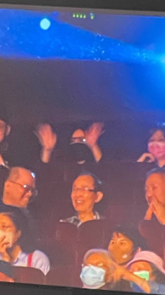 阿妹29日低调坐在台下力挺妹妹开唱。（宝吉祥集团提供）