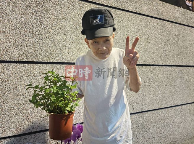 81岁万华「盆栽爷爷」爆红，他泪谢「大家来捧场」。(游定刚拍摄)