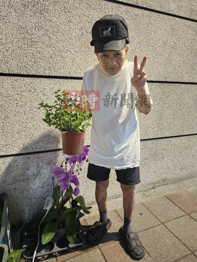 「盆栽爷爷」身材娇小、微驼背，对生命相当乐观。(游定刚拍摄)
