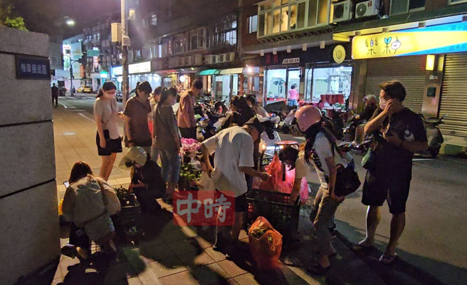 给「盆栽爷爷」买花的民眾络绎不绝。(游定刚拍摄)