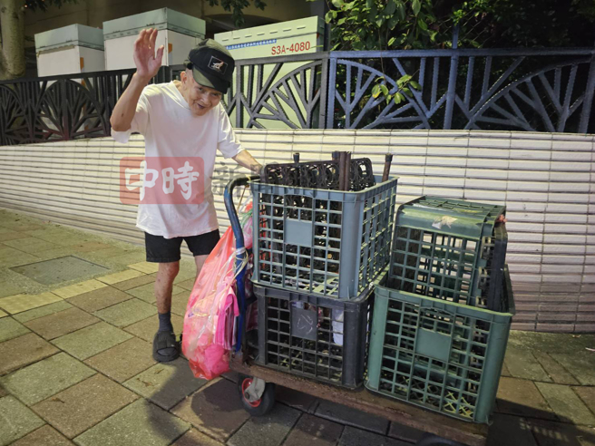 「盆栽爷爷」开心收摊，感谢善心人士帮忙。(游定刚拍摄)
