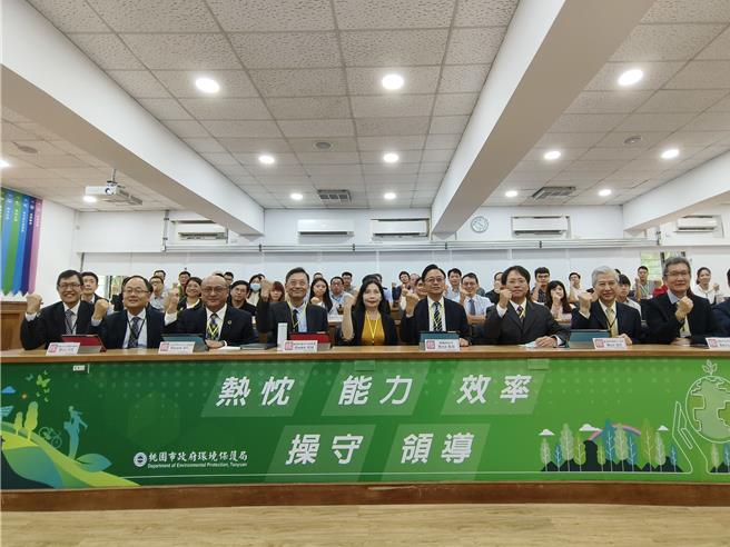 桃園市環保局30日舉辦檢調警環交流，並案例分享。環保局也統計2016年起至今年10月15日，查緝985案、移送815人，績效良好。（賴佑維攝）