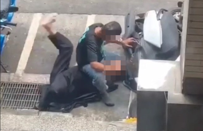 两人互殴打到大马路上。（翻摄社会事新闻影音）