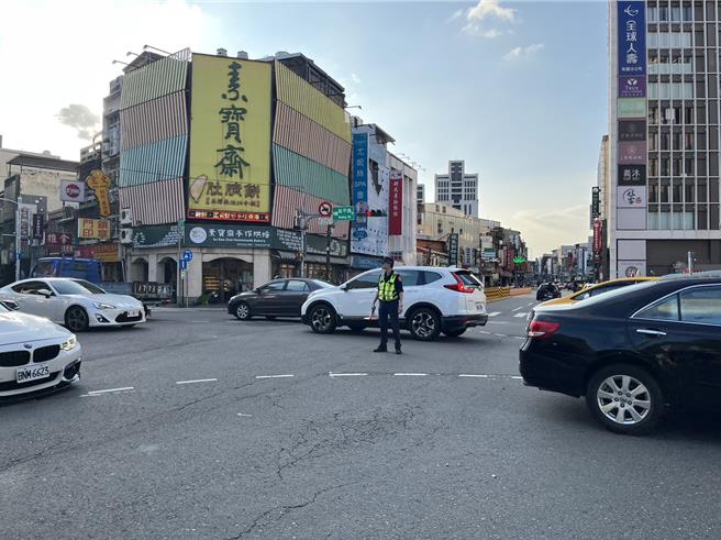 桃园10大易肇事路口，中坜区就占4处，图为警方在中坜区延平路与中美路、环北路口指挥。（蔡依珍摄）