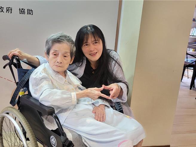 林小姐與媽媽。（林周義攝）